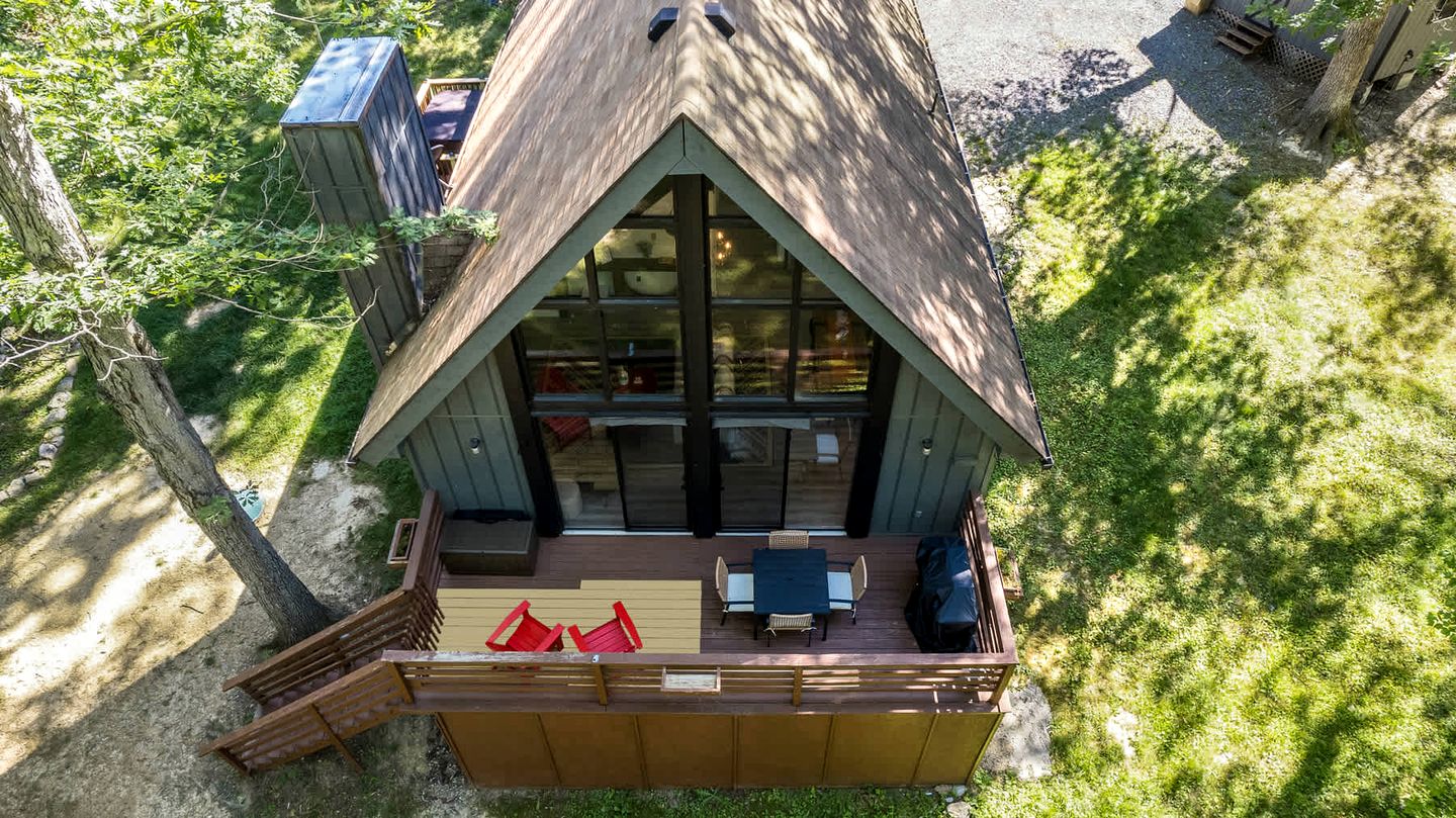 Breathtaking A-frame with Hot-tub in Luray, Virginia