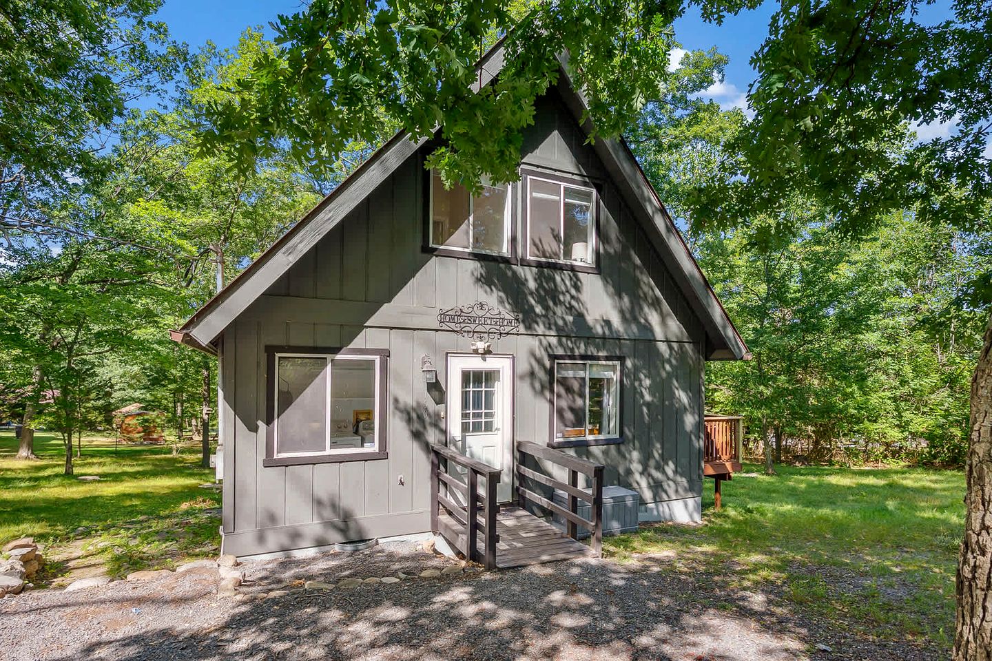 Breathtaking A-frame with Hot-tub in Luray, Virginia