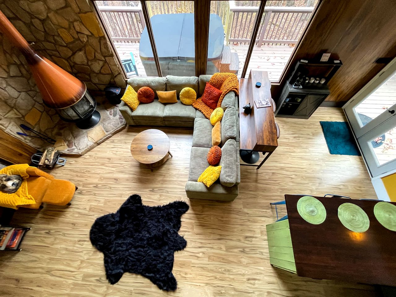 Bright Woodland Chalet with Hot Tub & Fireplace Near Berkeley Springs, Hedgesville, WV