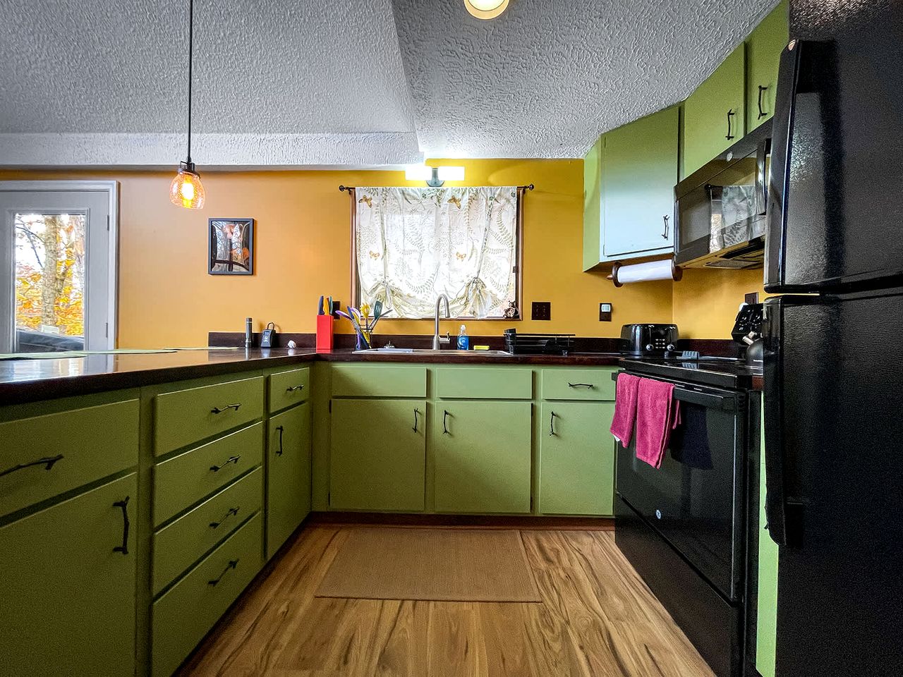 Bright Woodland Chalet with Hot Tub & Fireplace Near Berkeley Springs, Hedgesville, WV