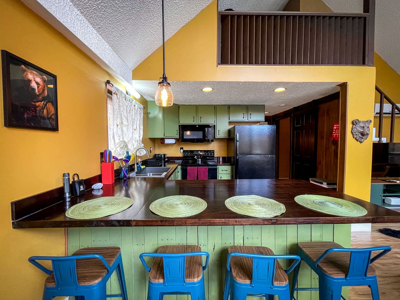 Bright Woodland Chalet with Hot Tub & Fireplace Near Berkeley Springs, Hedgesville, WV