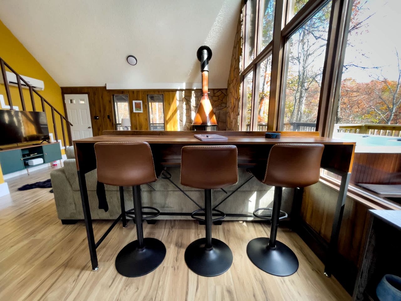 Bright Woodland Chalet with Hot Tub & Fireplace Near Berkeley Springs, Hedgesville, WV