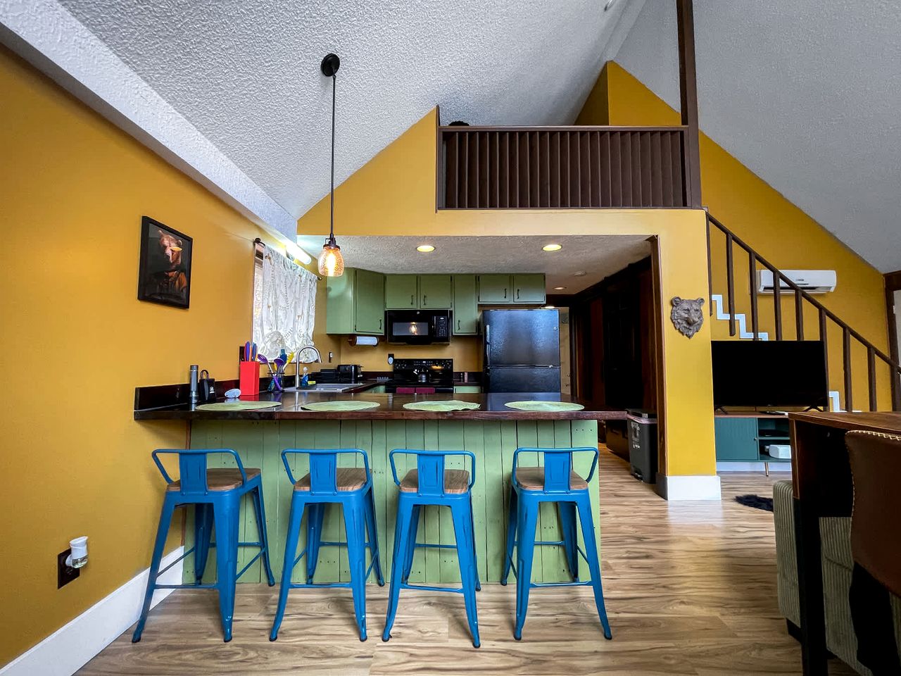 Bright Woodland Chalet with Hot Tub & Fireplace Near Berkeley Springs, Hedgesville, WV