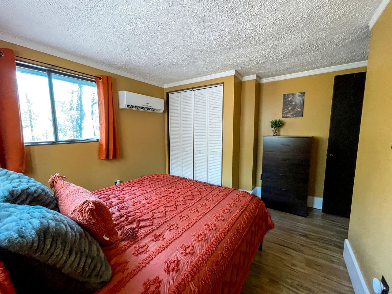 Bright Woodland Chalet with Hot Tub & Fireplace Near Berkeley Springs, Hedgesville, WV