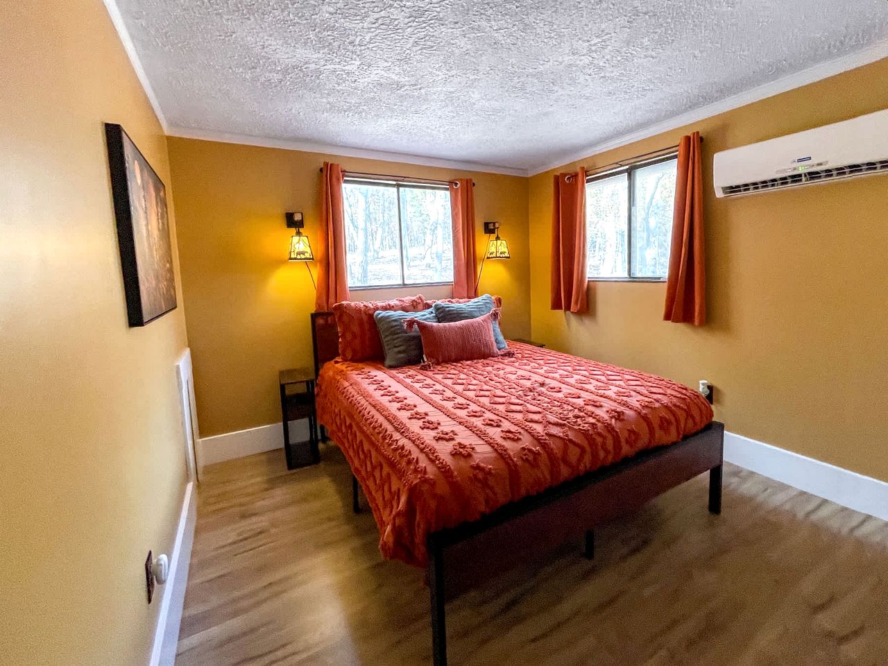 Bright Woodland Chalet with Hot Tub & Fireplace Near Berkeley Springs, Hedgesville, WV