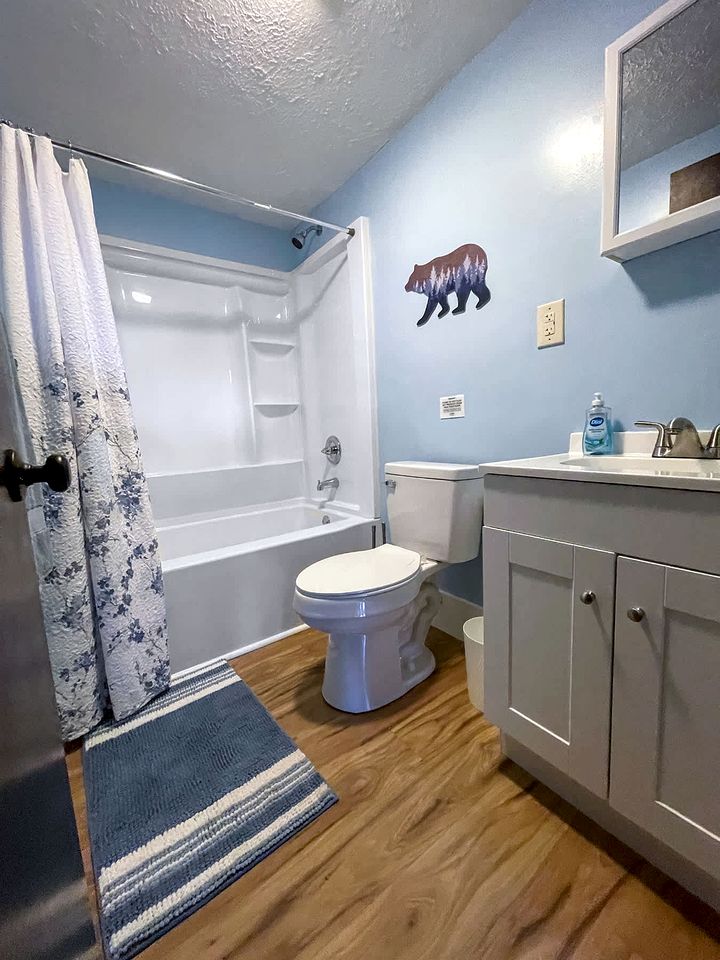 Bright Woodland Chalet with Hot Tub & Fireplace Near Berkeley Springs, Hedgesville, WV