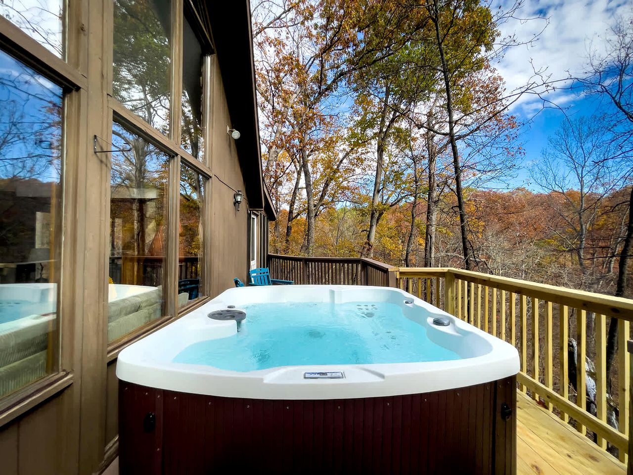 Bright Woodland Chalet with Hot Tub & Fireplace Near Berkeley Springs, Hedgesville, WV
