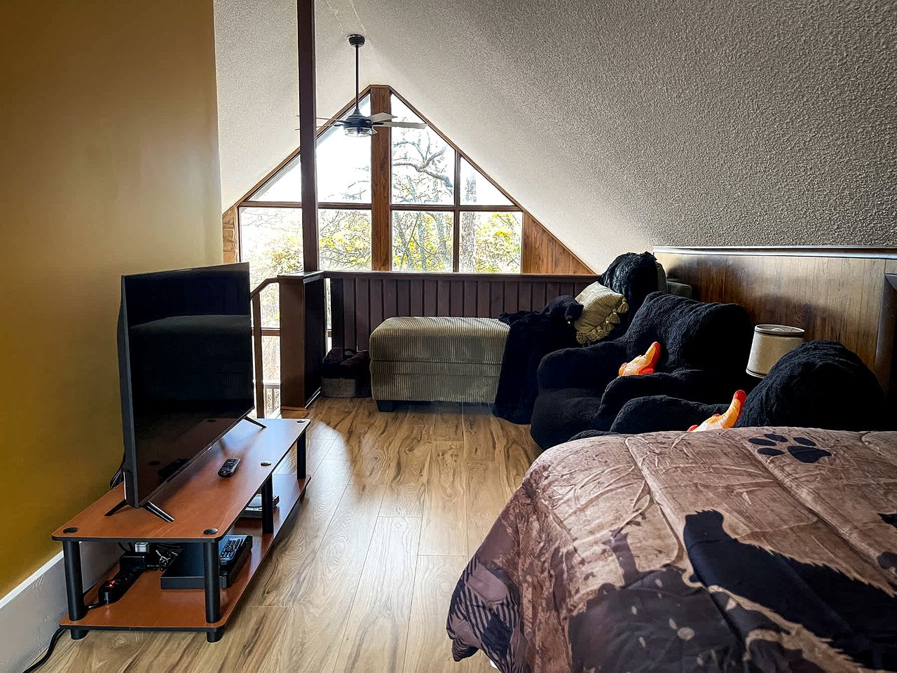 Bright Woodland Chalet with Hot Tub & Fireplace Near Berkeley Springs, Hedgesville, WV