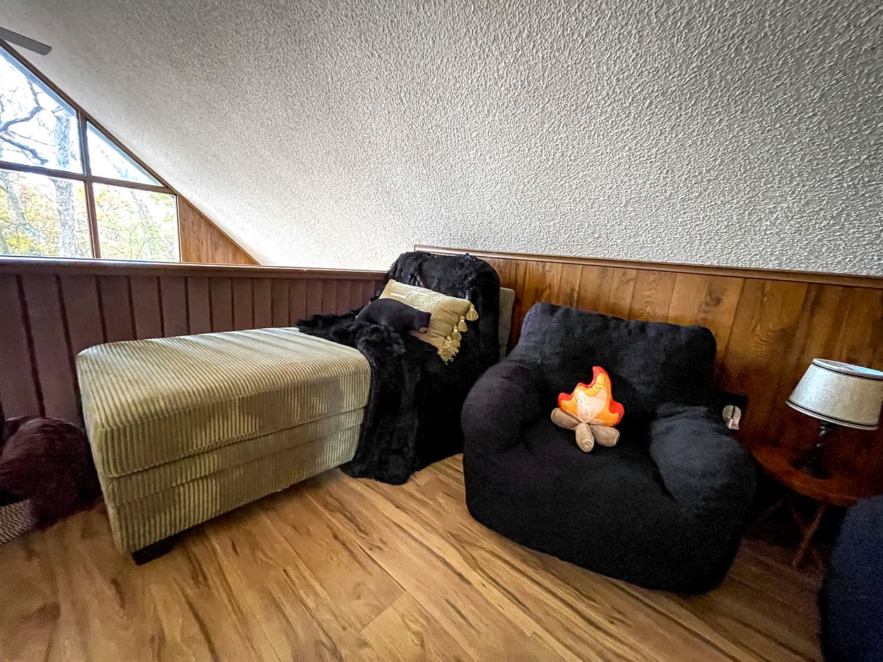 Bright Woodland Chalet with Hot Tub & Fireplace Near Berkeley Springs, Hedgesville, WV