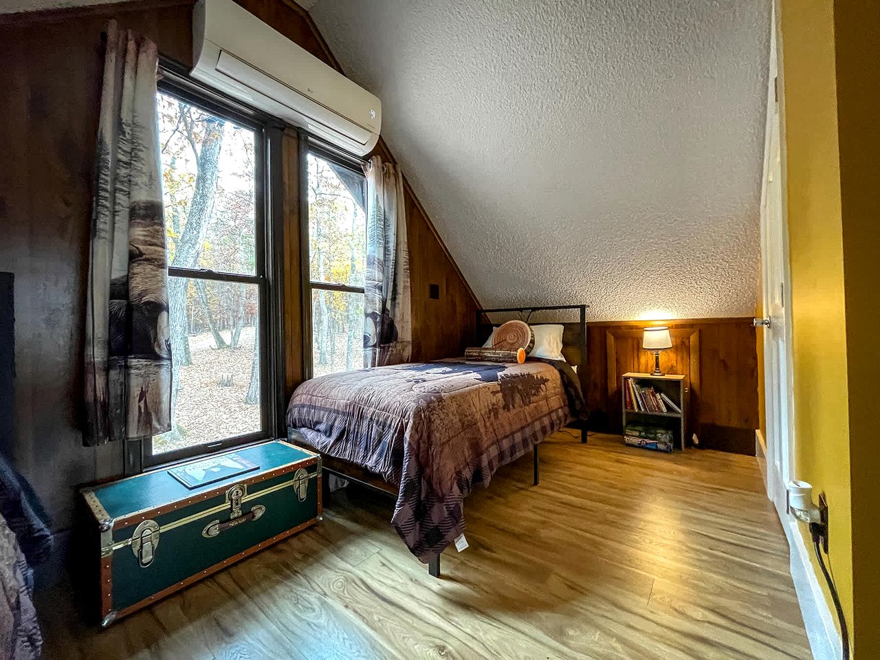 Bright Woodland Chalet with Hot Tub & Fireplace Near Berkeley Springs, Hedgesville, WV