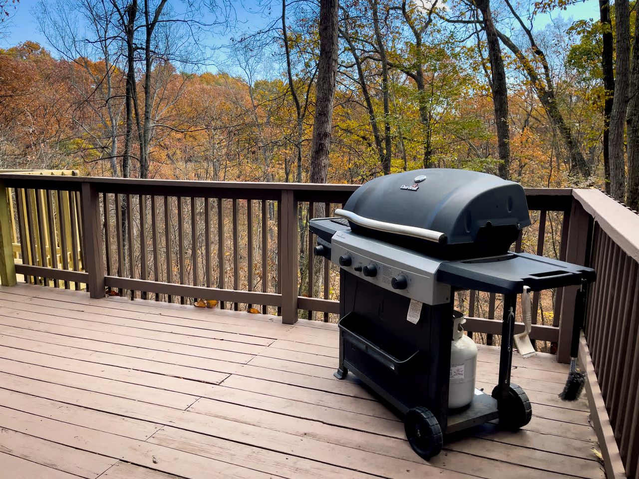 Bright Woodland Chalet with Hot Tub & Fireplace Near Berkeley Springs, Hedgesville, WV