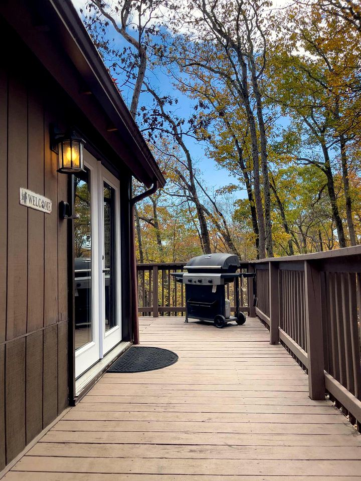 Bright Woodland Chalet with Hot Tub & Fireplace Near Berkeley Springs, Hedgesville, WV