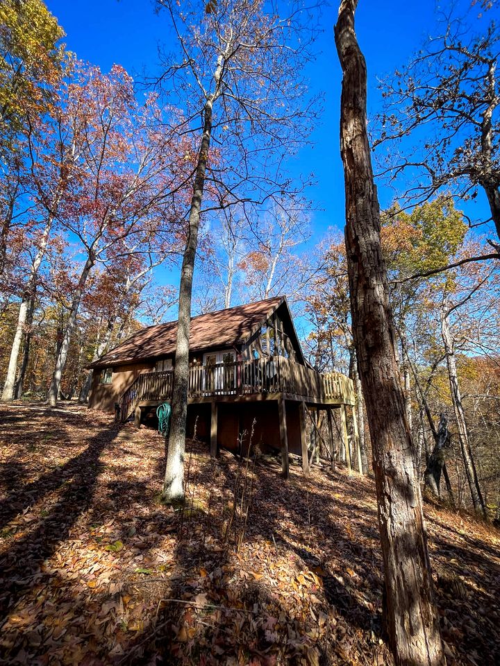 Bright Woodland Chalet with Hot Tub & Fireplace Near Berkeley Springs, Hedgesville, WV