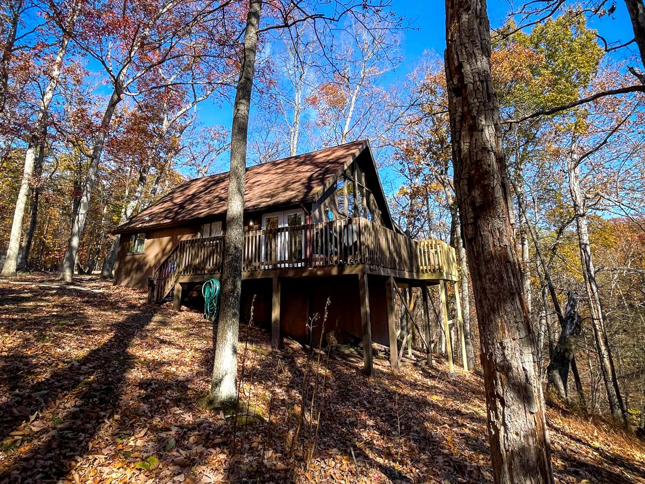 Bright Woodland Chalet with Hot Tub & Fireplace Near Berkeley Springs, Hedgesville, WV