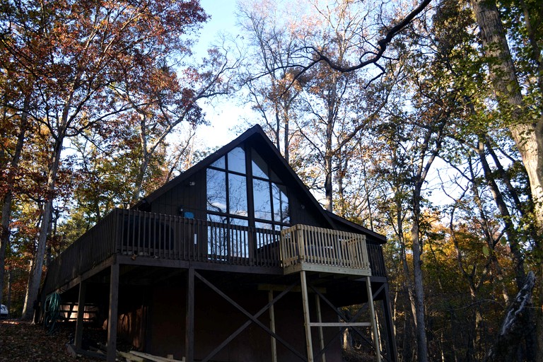 Bright Woodland Chalet with Hot Tub & Fireplace Near Berkeley Springs, Hedgesville, WV