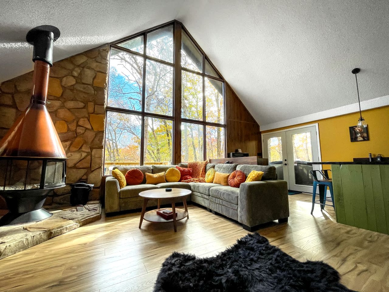 Bright Woodland Chalet with Hot Tub & Fireplace Near Berkeley Springs, Hedgesville, WV