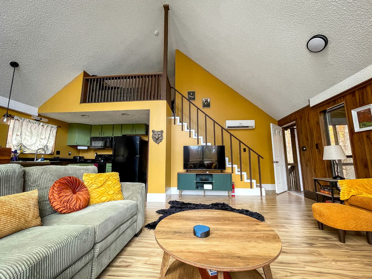 Bright Woodland Chalet with Hot Tub & Fireplace Near Berkeley Springs, Hedgesville, WV