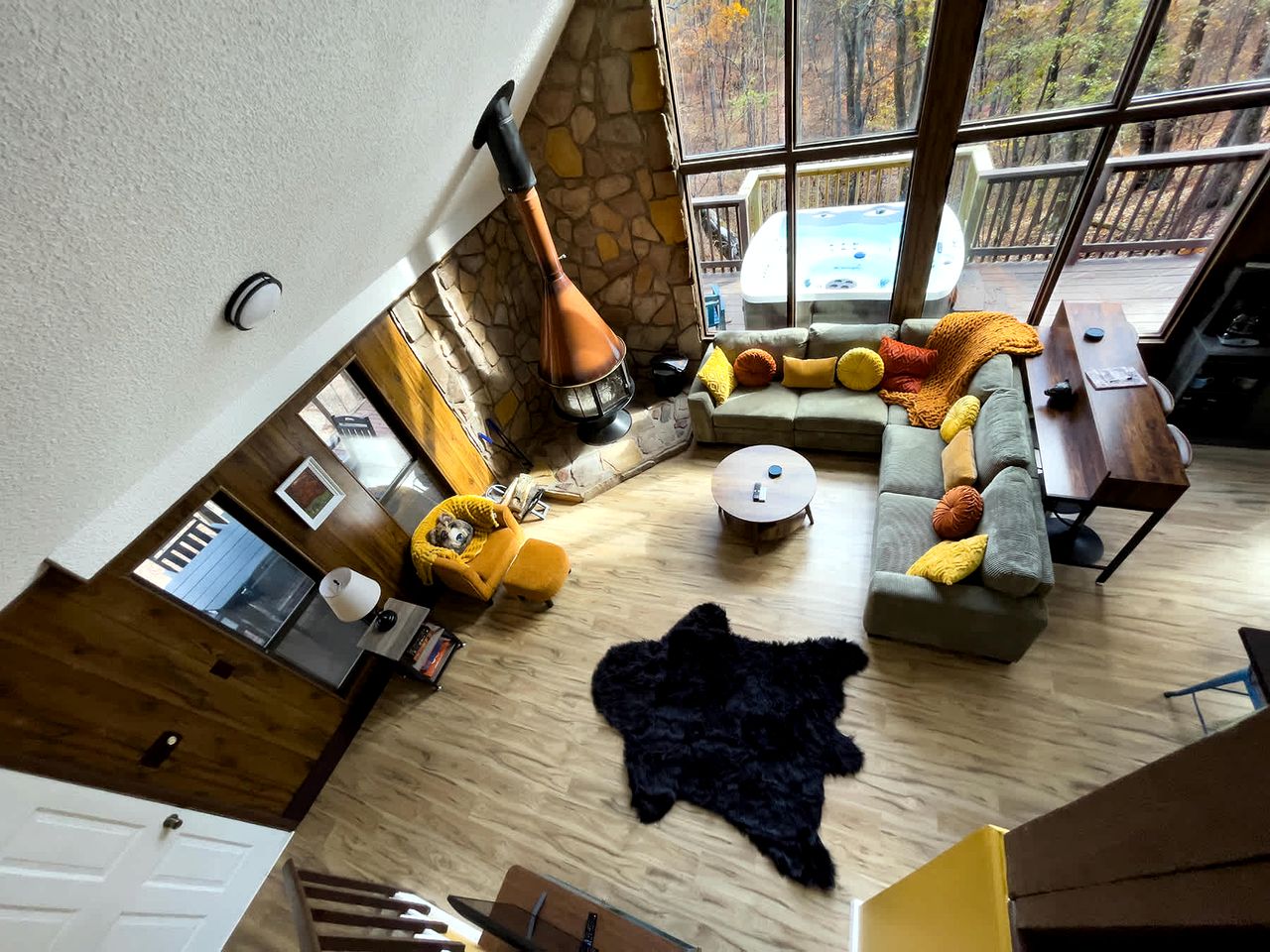 Bright Woodland Chalet with Hot Tub & Fireplace Near Berkeley Springs, Hedgesville, WV