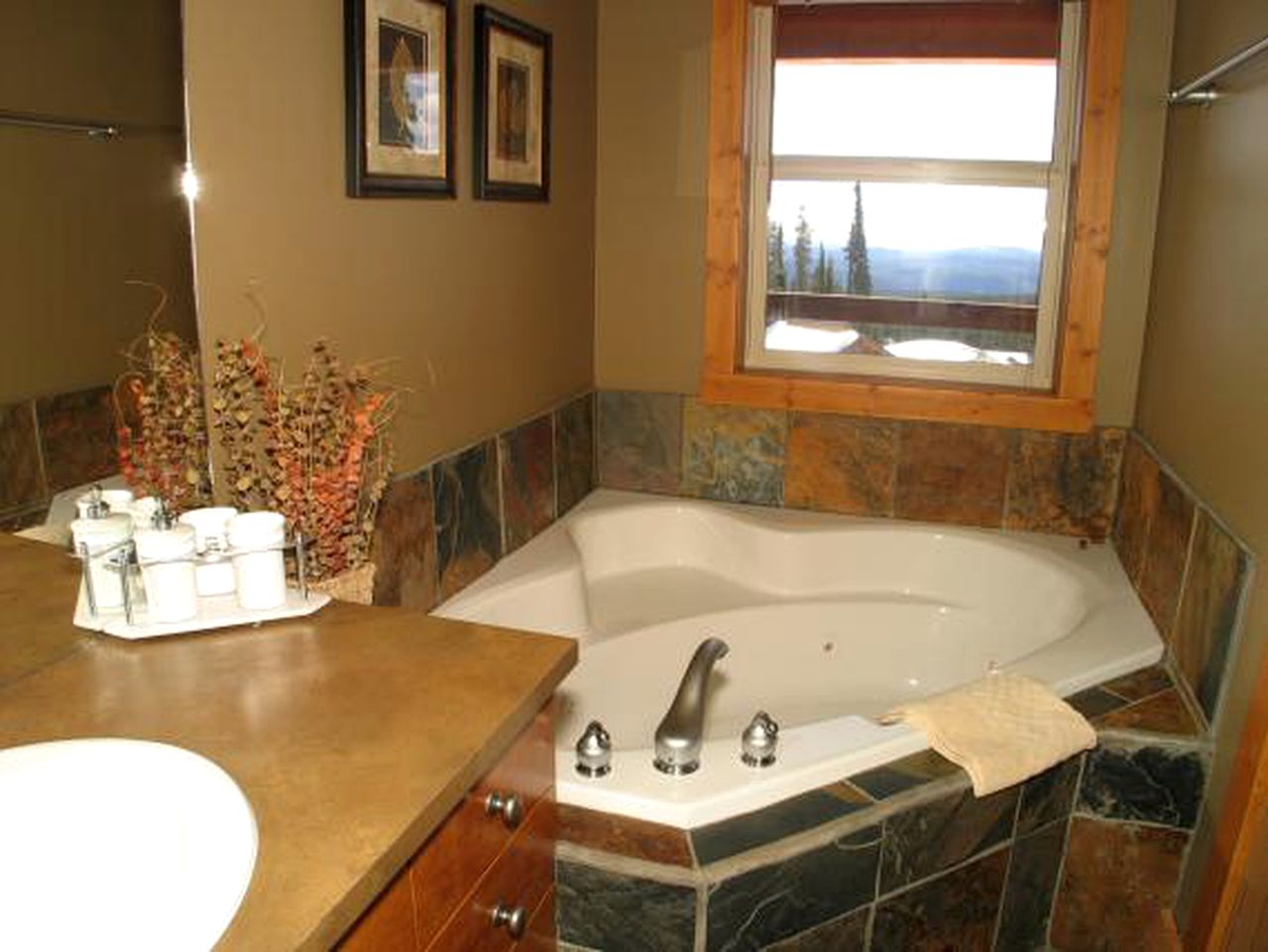 Picturesque Family Cabin with a Hot Tub at Big White Ski Resort, British Columbia