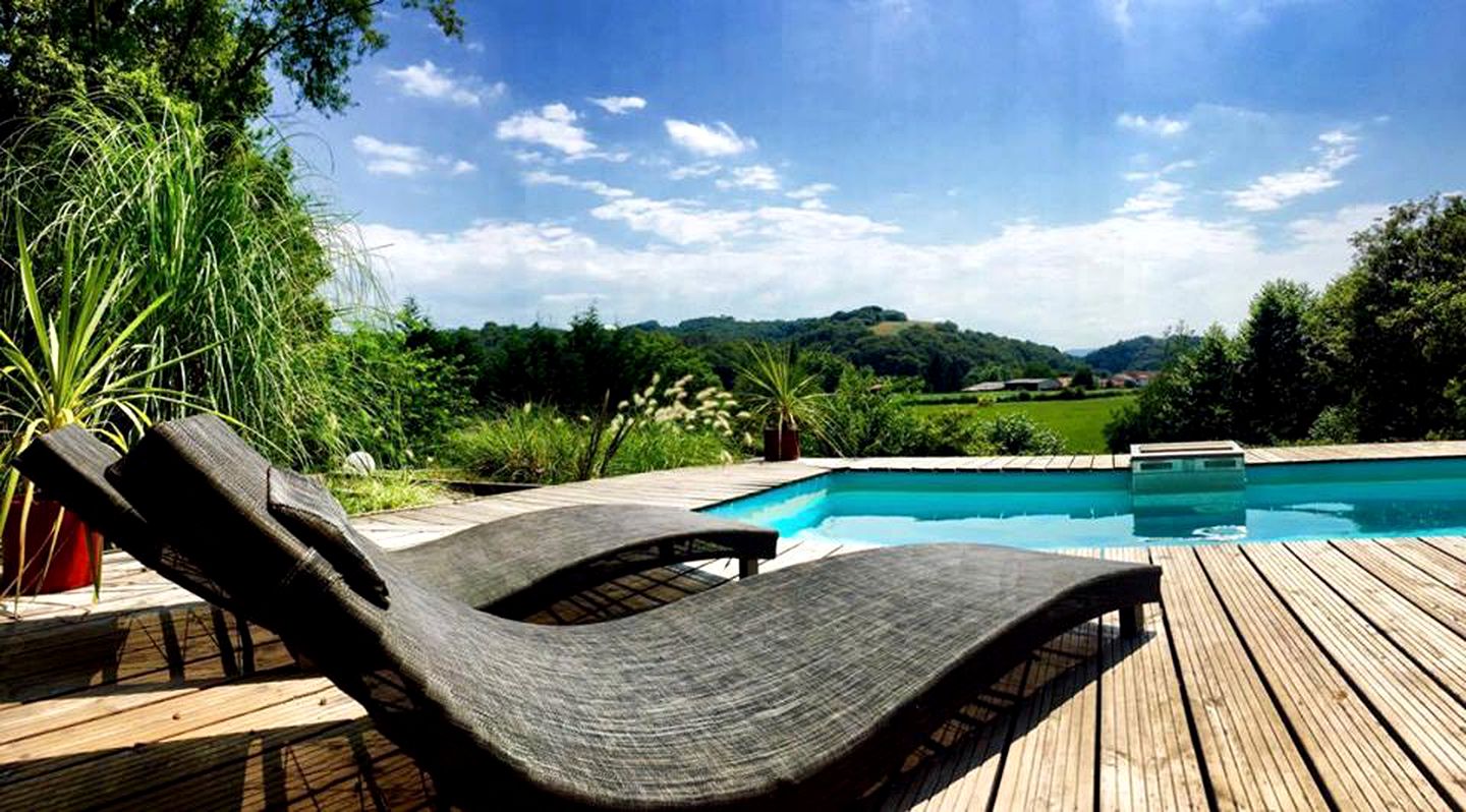 Charming Vacation Rental with a Shared Pool near Biarritz, South-West France