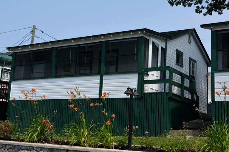 Cottages (Weirs Beach, New Hampshire, United States)