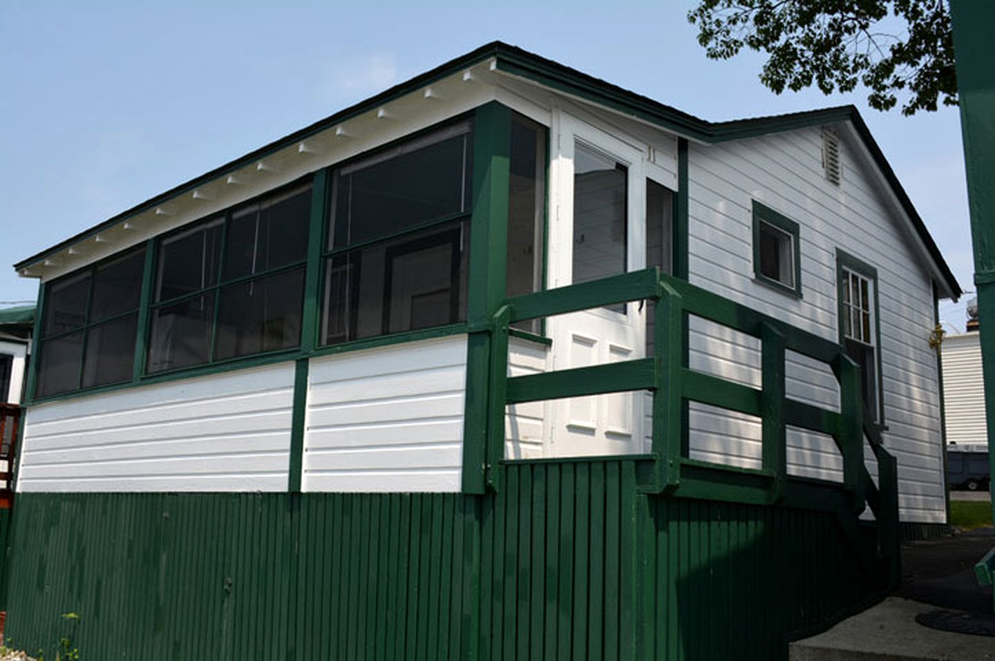 Cottages (Weirs Beach, New Hampshire, United States)