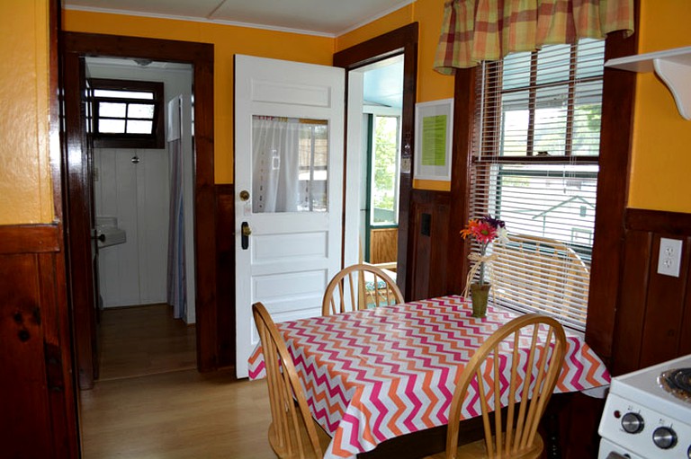 Cottages (Weirs Beach, New Hampshire, United States)