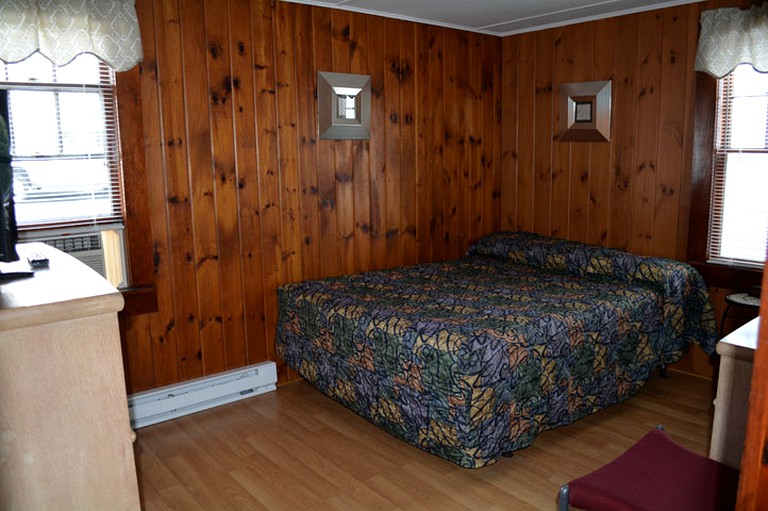 Cottages (Weirs Beach, New Hampshire, United States)