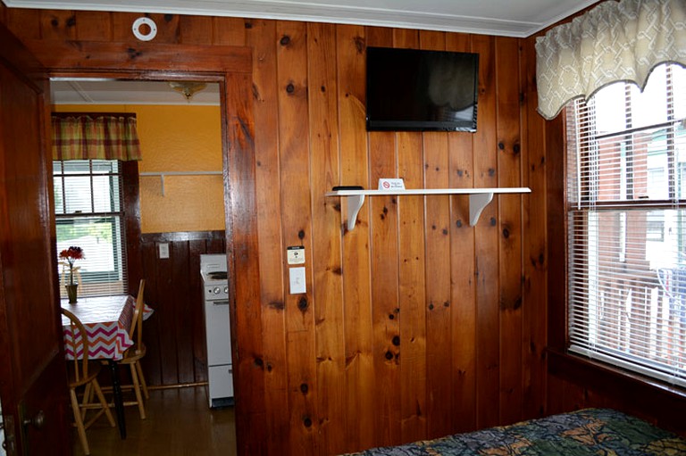 Cottages (Weirs Beach, New Hampshire, United States)