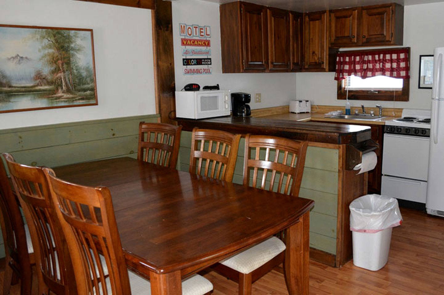 12-Person Cottage Rental with Spacious Balcony in White Mountains, New Hampshire
