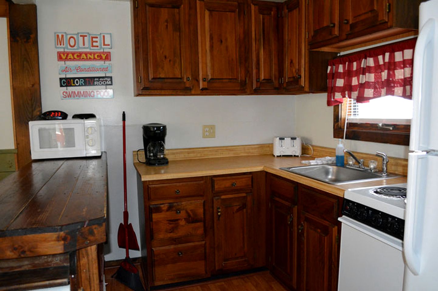 12-Person Cottage Rental with Spacious Balcony in White Mountains, New Hampshire