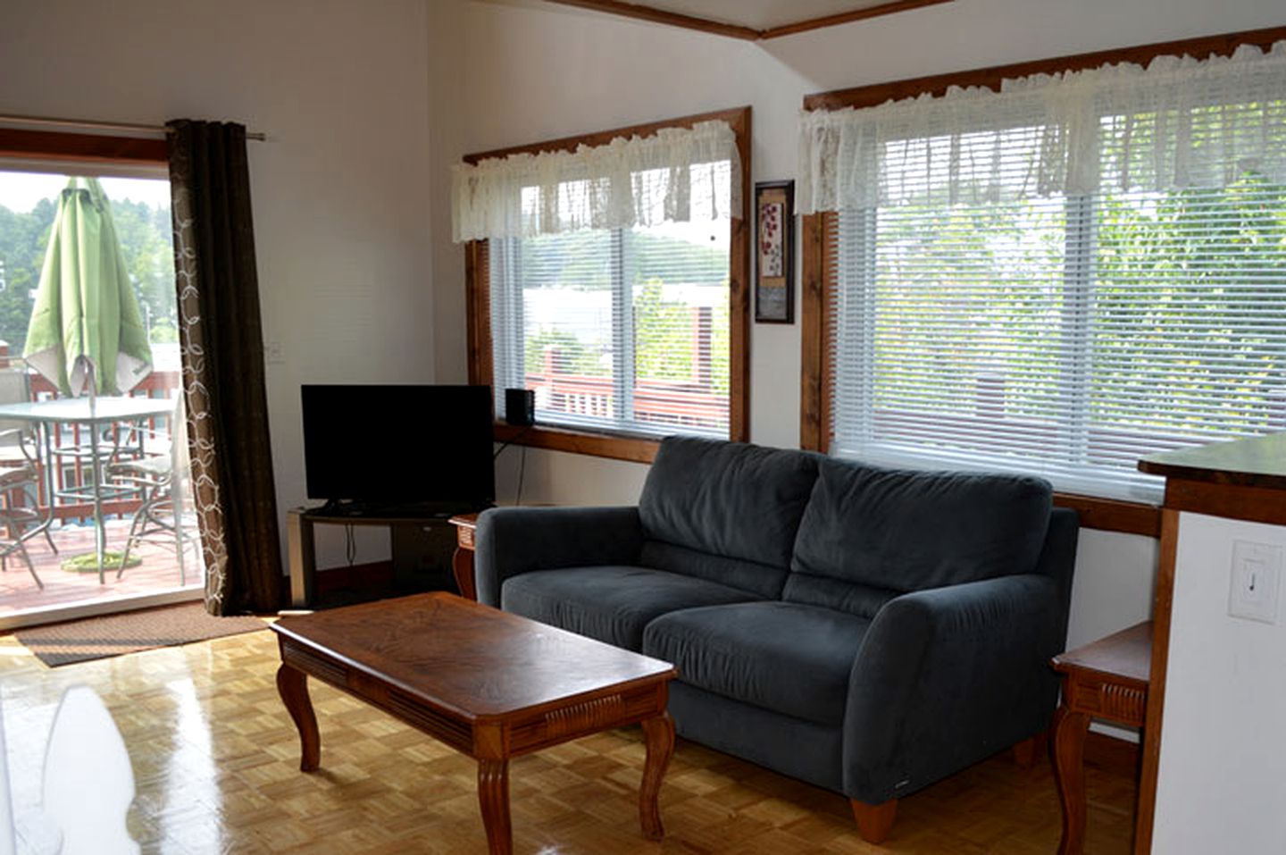 12-Person Cottage Rental with Spacious Balcony in White Mountains, New Hampshire