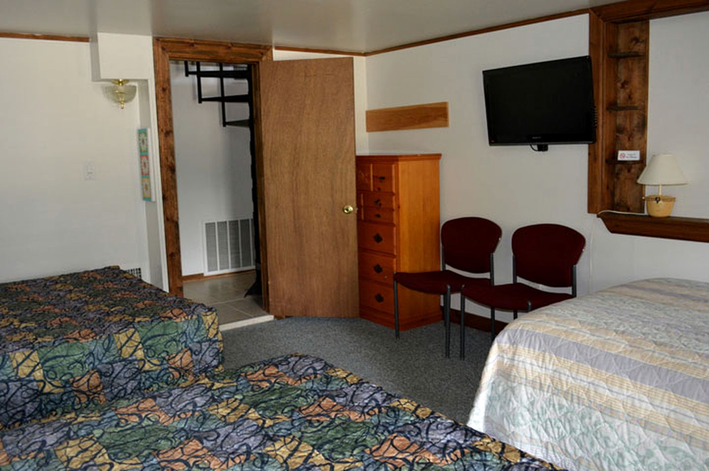 12-Person Cottage Rental with Spacious Balcony in White Mountains, New Hampshire