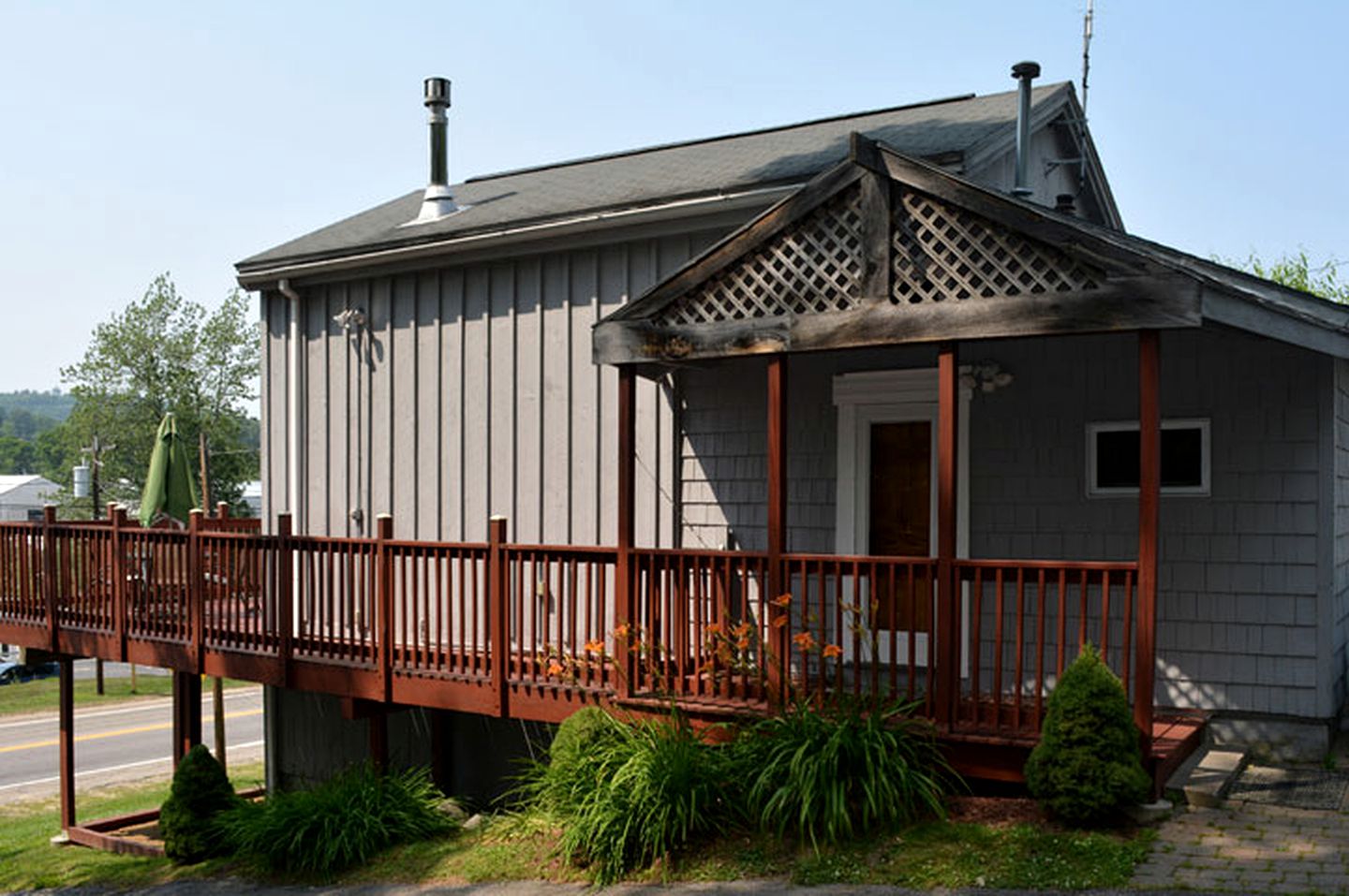 12-Person Cottage Rental with Spacious Balcony in White Mountains, New Hampshire