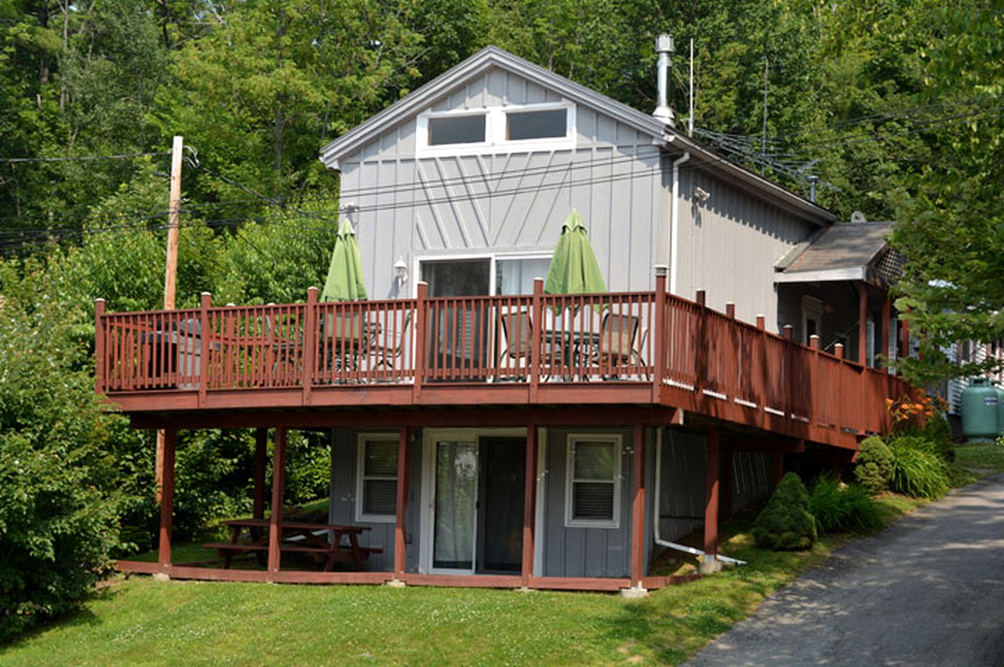 12-Person Cottage Rental with Spacious Balcony in White Mountains, New Hampshire