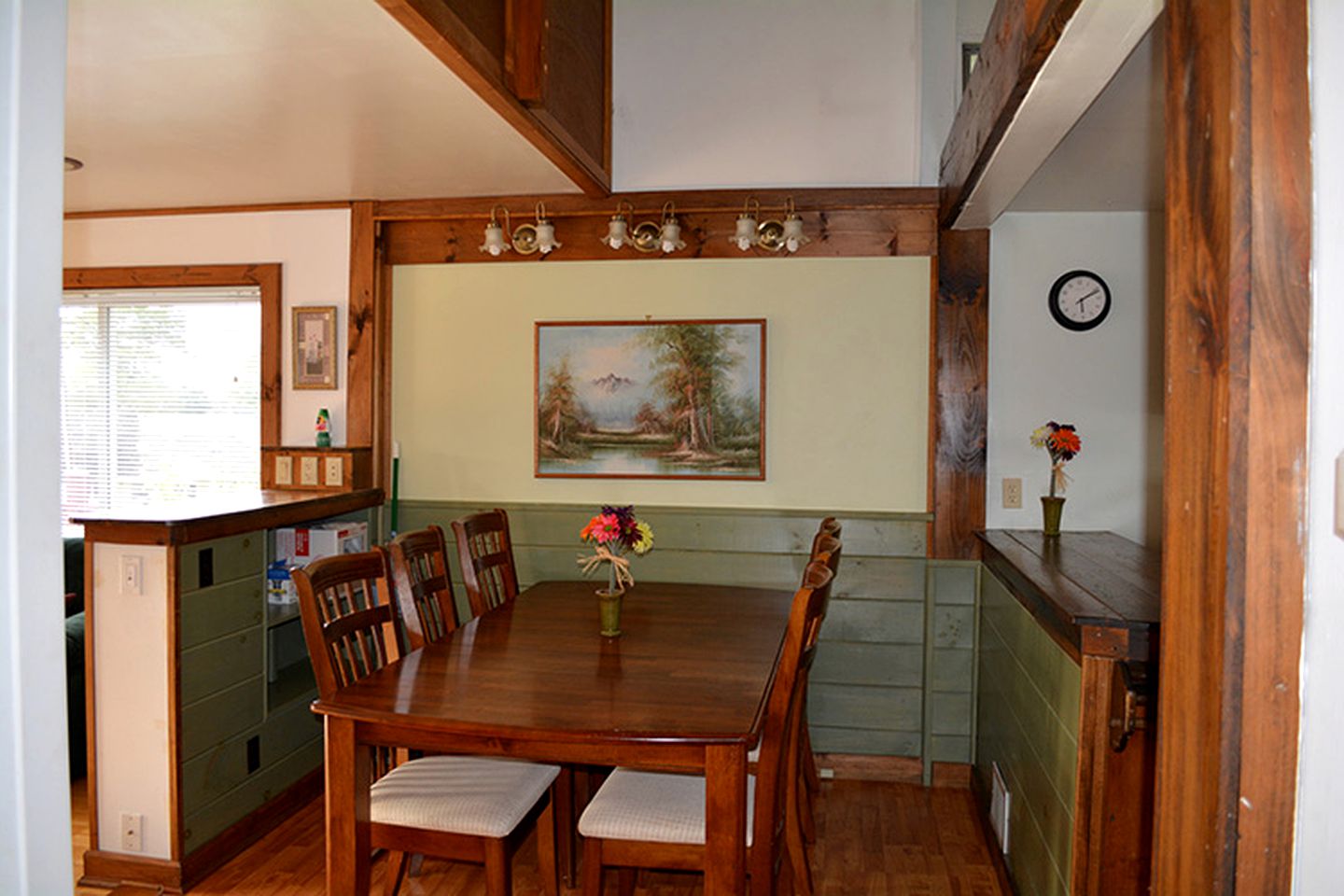 12-Person Cottage Rental with Spacious Balcony in White Mountains, New Hampshire