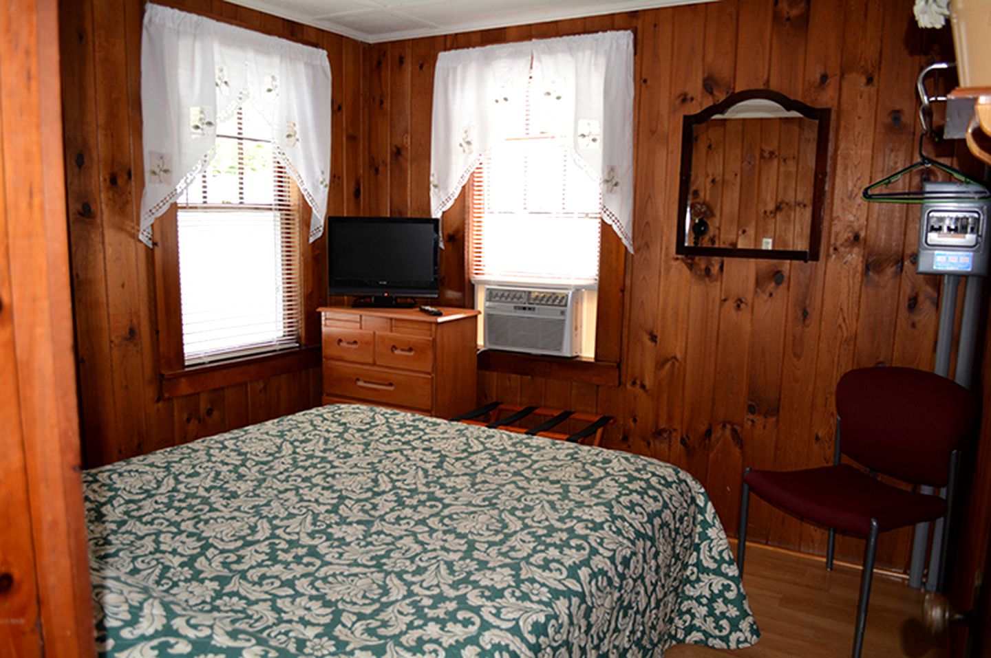 Charming Five-Person Cottage Rental near Lake Winnisquam, New Hampshire