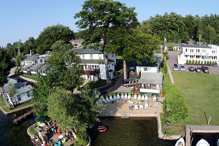 Cottages (Weirs Beach, New Hampshire, United States)