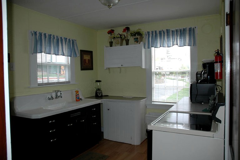 Cottages (Weirs Beach, New Hampshire, United States)