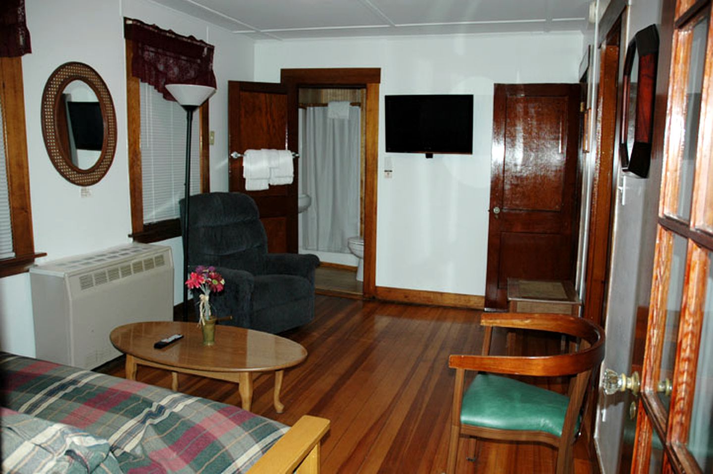 Spacious Cottage Rental Ideal for Group Getaway near Lake Winnipesaukee