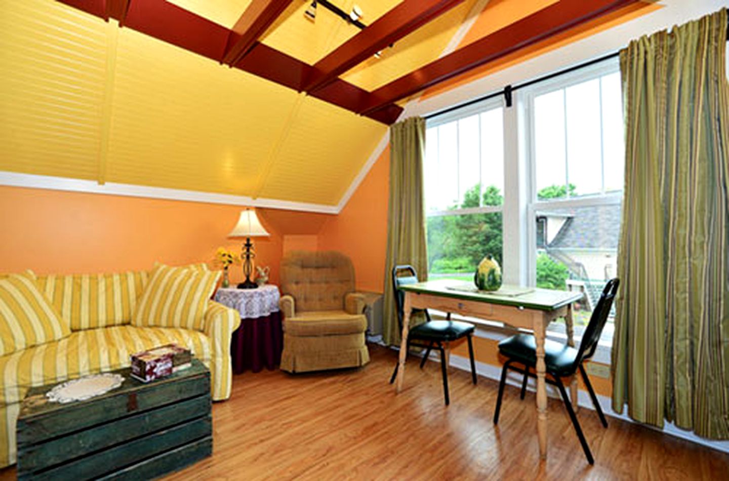 Gorgeous Suite for a Romantic Getaway near Pittsburgh, Pennsylvania