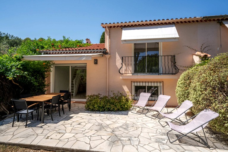 Charming Air-Conditioned House with Garden & Pergola Near Biot, France