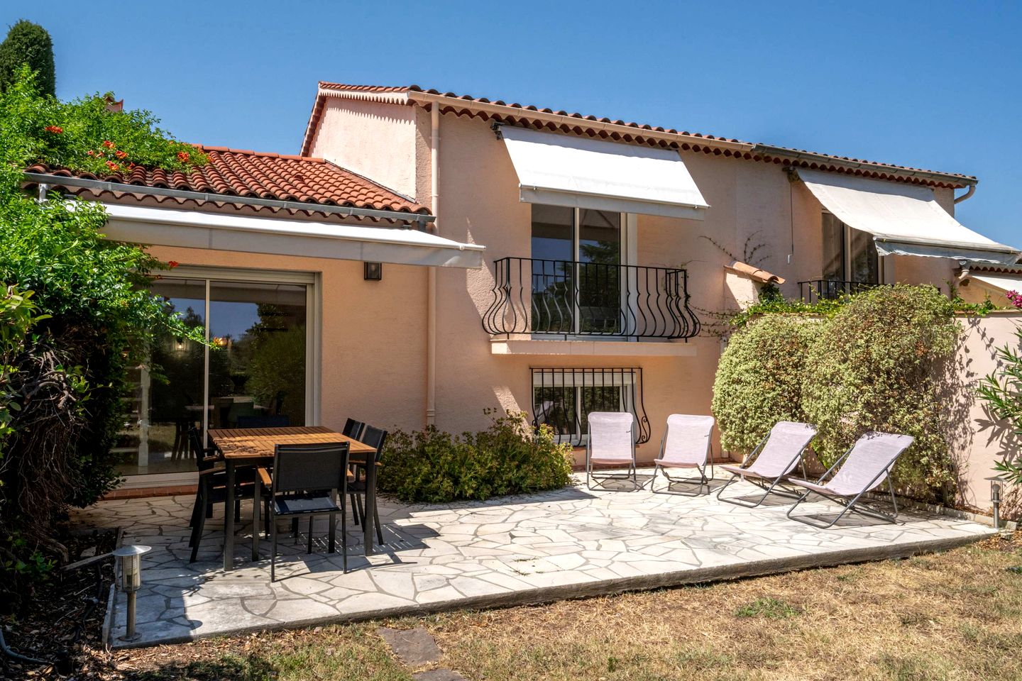 Charming Air-Conditioned House with Garden & Pergola Near Biot, France