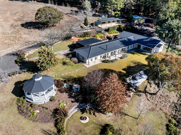 Peaceful Farm Retreat with Tree House & Guest Cottage near Canberra in Carwoola, Australia