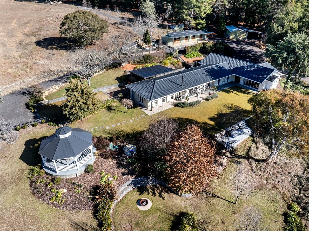 Peaceful Farm Retreat with Tree House & Guest Cottage near Canberra in Carwoola, Australia