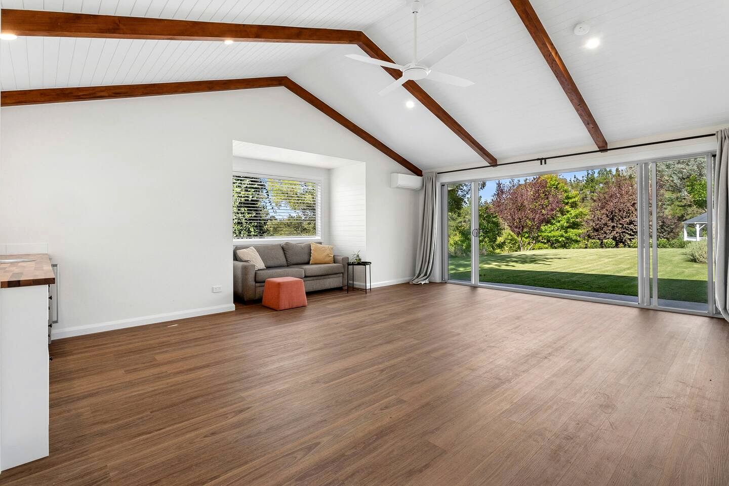 Peaceful Farm Retreat with Tree House & Guest Cottage near Canberra in Carwoola, Australia