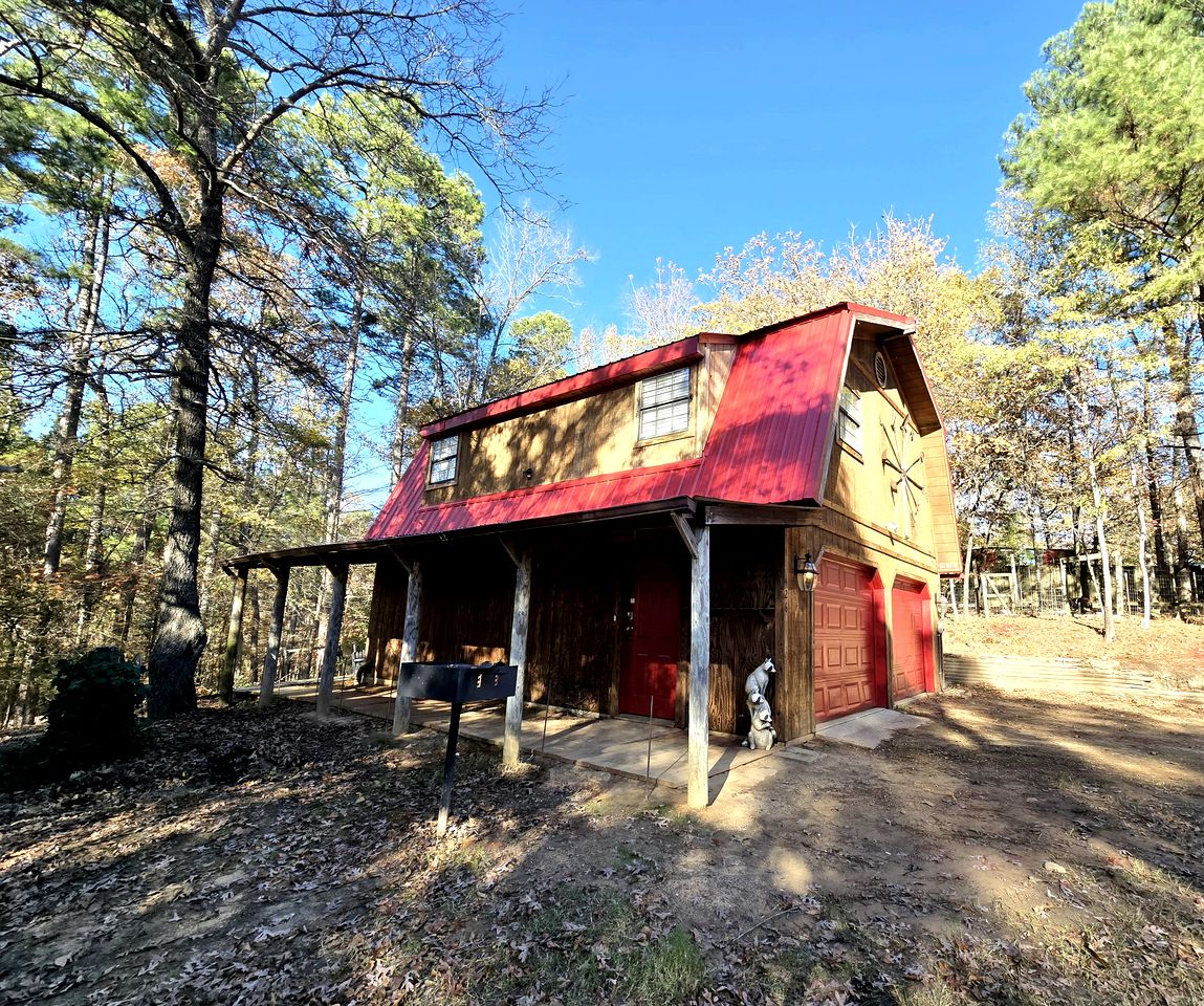 Charming Barn Retreat Surrounded by Nature Near Lake O the Pines in Texas