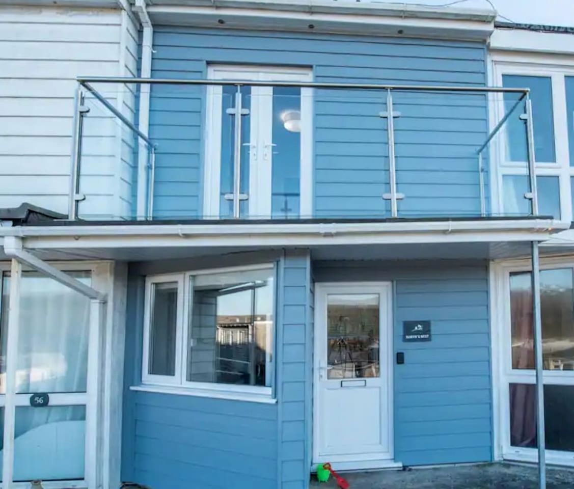 Cosy Coastal Chalet with Balcony Sea Views near Freshwater East Beach, Pembrokeshire