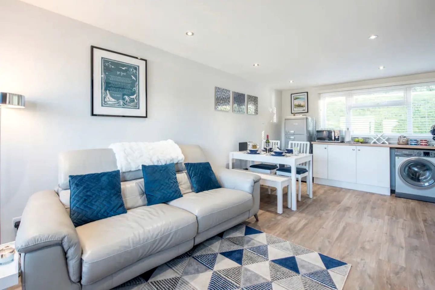 Cosy Coastal Chalet with Balcony Sea Views near Freshwater East Beach, Pembrokeshire
