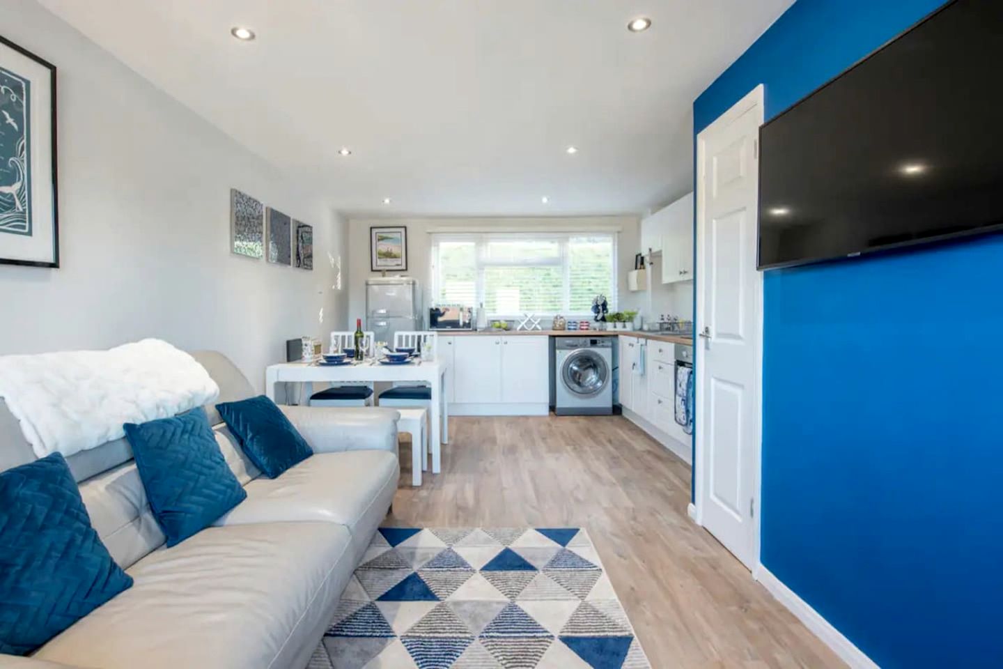 Cosy Coastal Chalet with Balcony Sea Views near Freshwater East Beach, Pembrokeshire